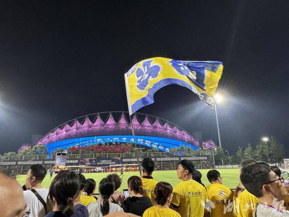 而沸腾, 积极拼抢 而沸腾, 积极拼抢