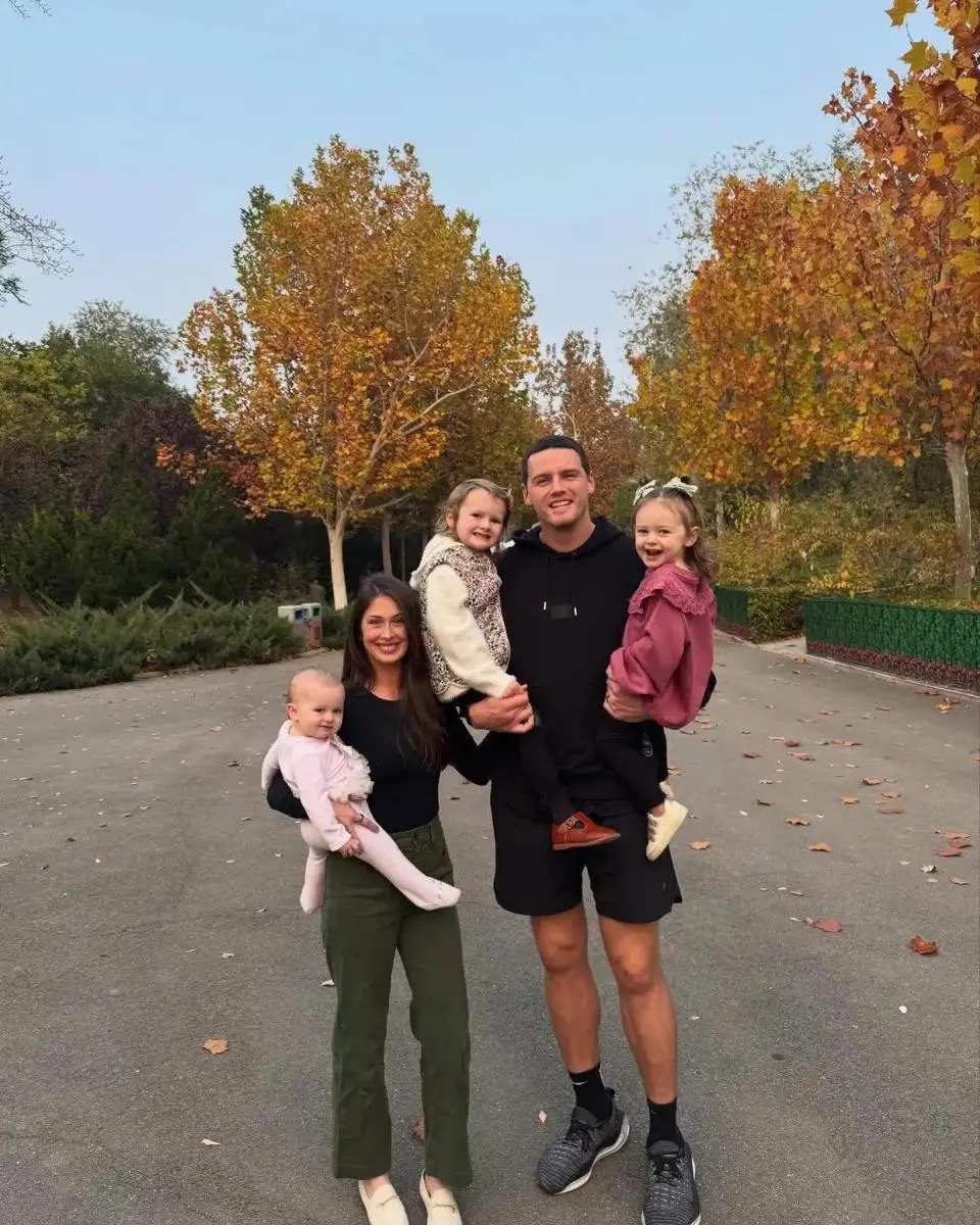 其中, 姆斯完成续, AA